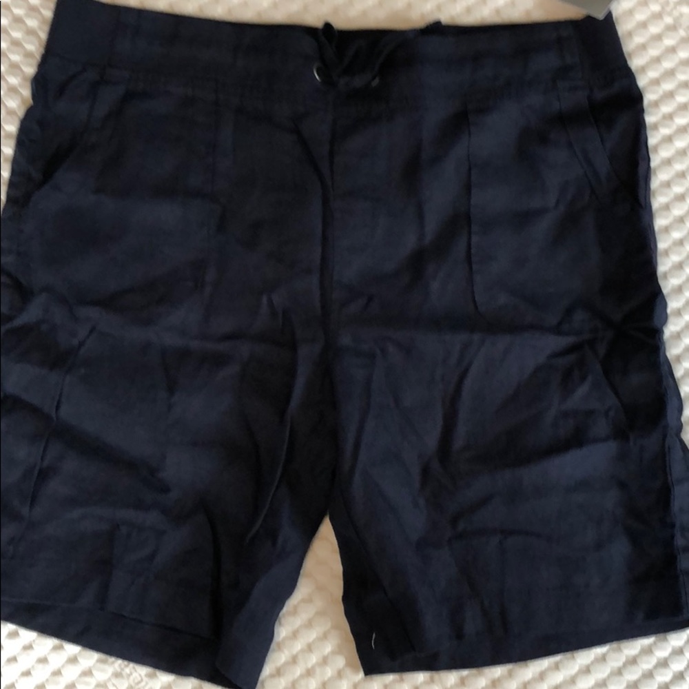 Women’s linen Bermuda navy shorts.
